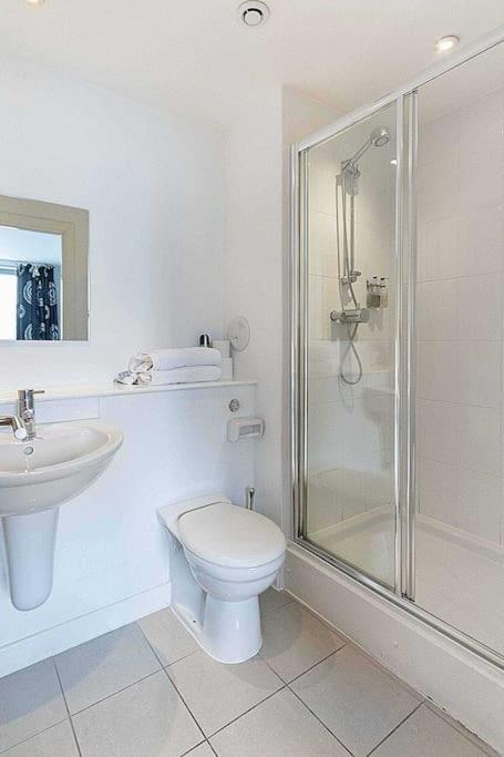 Modern 2 Bed Apartment With Stunning Seaside View Edimburgo Exterior foto